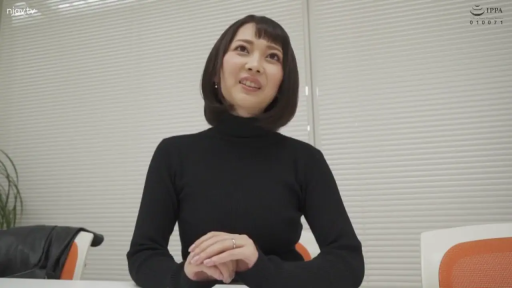 坐姿 · 面部 · 办公室 · 办公桌 · 微笑 · 毛衣 · 访谈 · 单女