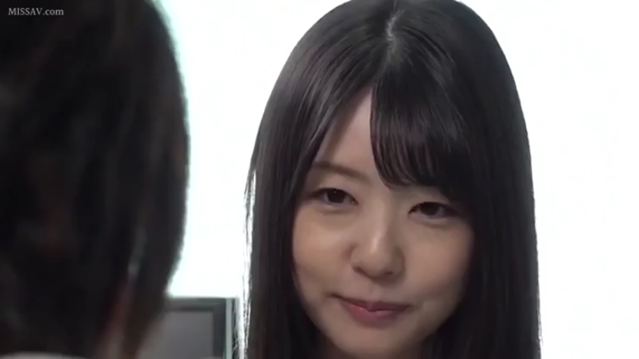 室內 · 臉部特寫 · 微笑 · 对视 · 常服 · 面对面 · 黑长直