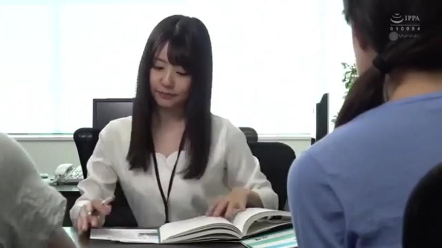 Sitting Posture · Serious · 办公室 · Medium shot · Business attire · 文件夹 · OL · 办公