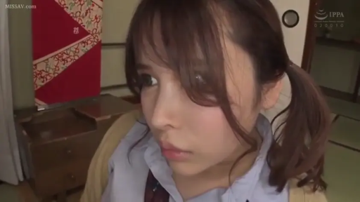 室内 · 校服 · 面部特写 · 制服 · 忧虑 · 耳语 · 侧立