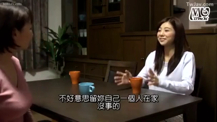 坐姿 · 交谈 · 中景 · 微笑 · 客厅 · 休闲服 · 熟女 · 水杯