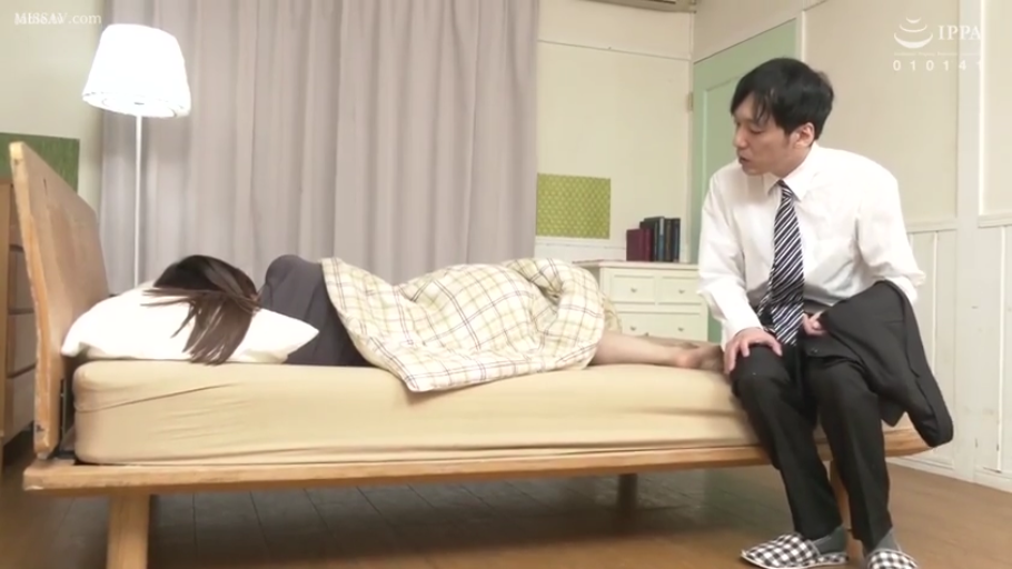 Bedroom · 俯卧 · bed · Plot · Horizon · 交流 · 认真 · Suit