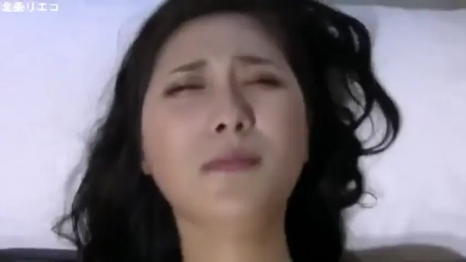 痛苦 · 仰卧 · 面部特写 · 床上 · 性高潮 · 不详 · 大头贴视角