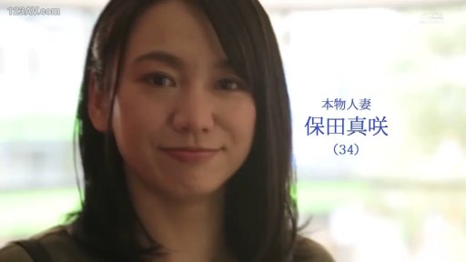 Indoor · Stand · Smile · 面部特写 · Eye contact · 褐色上衣 · 角色介绍字幕