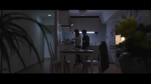 站立 · 全景 · 厨房 · 模糊 · 家居服 · 餐具 · 烹饪 · 低光