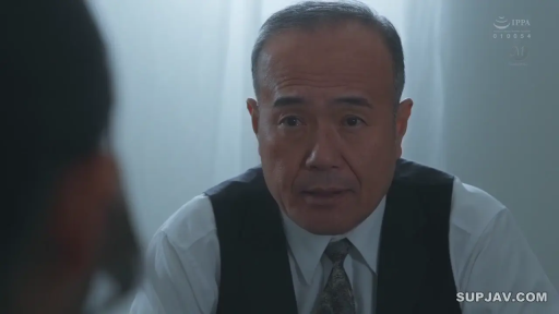 坐姿 · 交谈 · 凝重 · 办公室 · 黑色西装 · 面部特写 · 影视截图