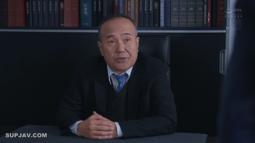 坐姿 · 交谈 · 严肃 · 办公室 · 半身 · 西装 · 书架 · 熟男