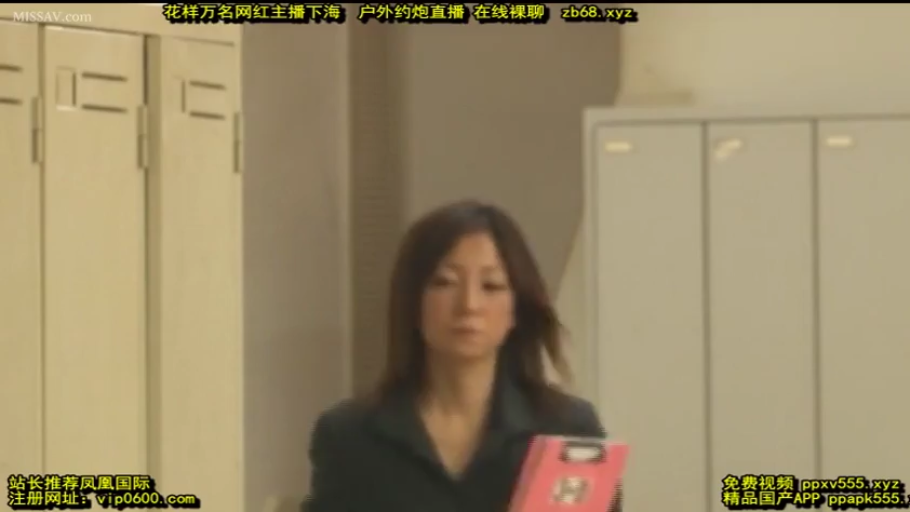 Serious · Stand · Business attire · 更衣室 · 文件夹 · Mature woman · 走动