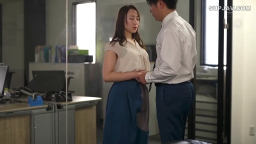 办公室 · オフィスデスク · 中景 · ビジネススーツ · 职场 · 情熱的 · 親密な交流 · 站姿相拥