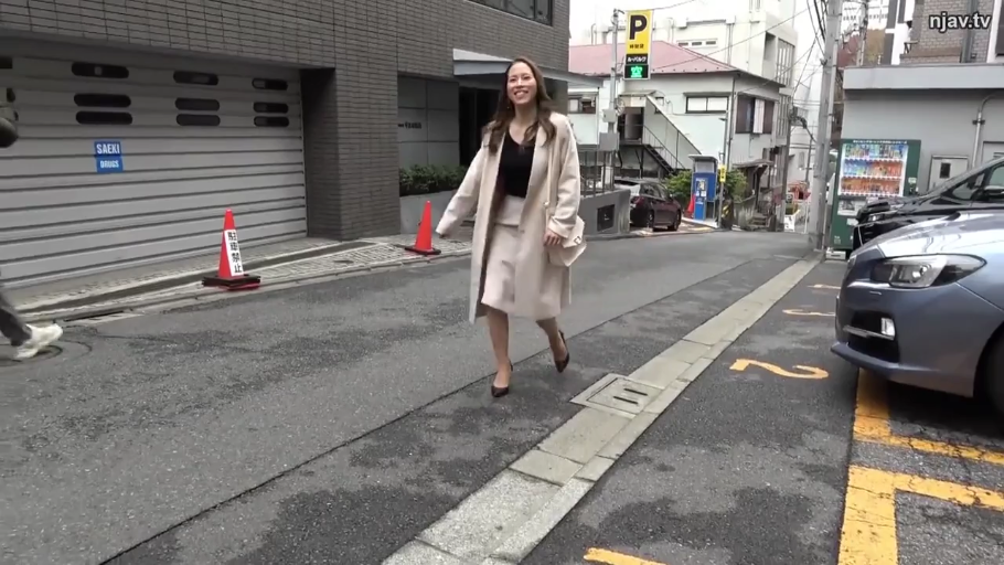 全身 · 风衣 · 微笑 · 手提包 · 行走 · 街拍 · 街头 · 漫步