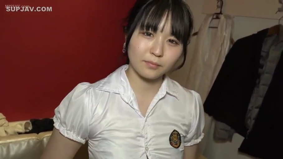 室内 · 面部特写 · 冷静 · 白色短袖衬衫制服