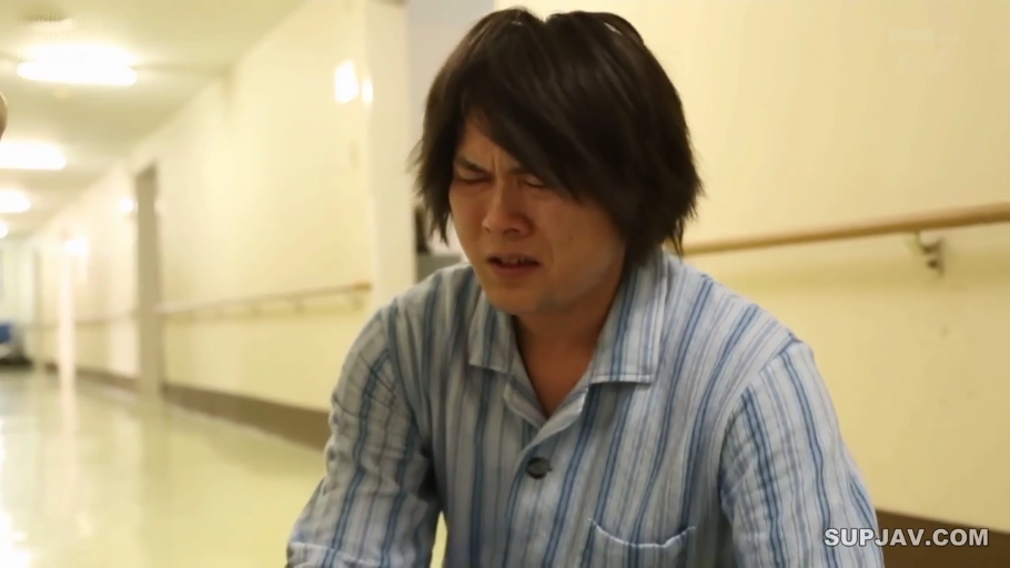 坐姿 · 面部特写 · 医院走廊 · 条纹睡衣