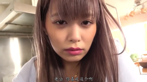 面部特写 · 厨房 · 浅色上衣