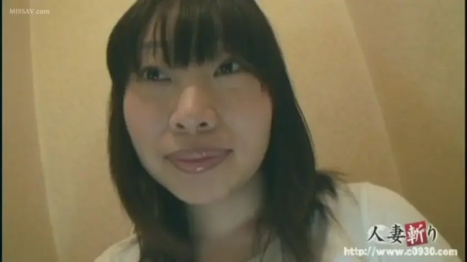 Indoor · Smile · 面部特写 · White top · Gaze · 正面 · Mature woman