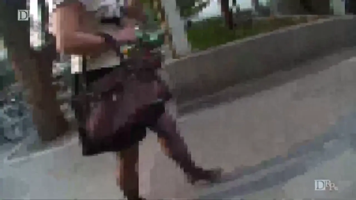 全身 · 白色上衣 · 行走 · 户外街道 · 黑色皮包 · 迈大步 · 监控视角模糊