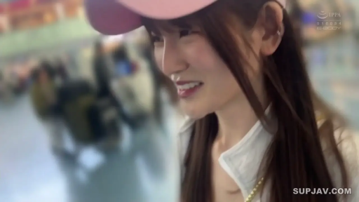 站立 · 微笑 · 白色襯衫 · 面部特寫 · 侧颜 · 開朗 · 公共室内 · 粉色棒球帽