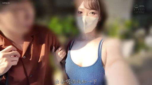 上半身 · 户外 · 散步 · 口罩 · 蓝色吊带背心 · 挽手 · 街拍风格 · 自然神态