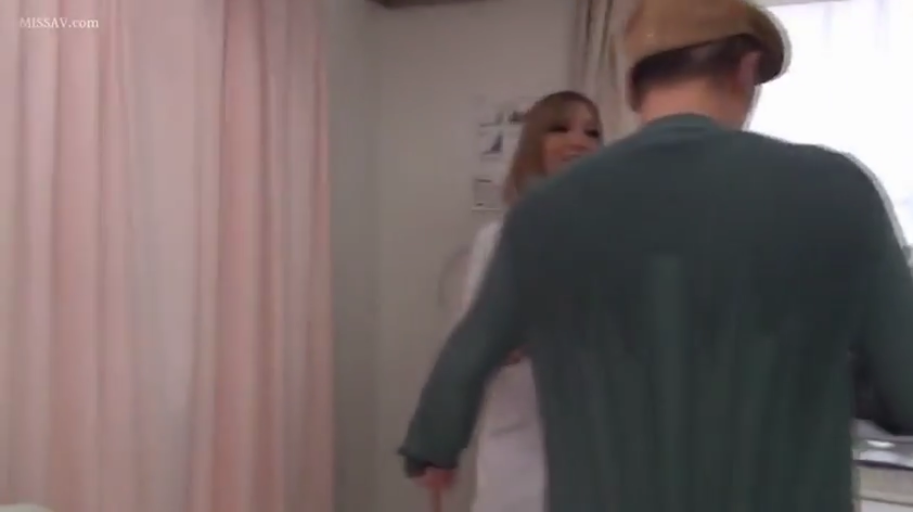 白大褂 · 站立 · 中景 · 自然 · 対話 · 窗帘 · 制服诱惑 · 诊室