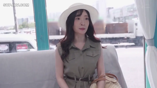 室内 · 座り姿勢 · 中景 · 微笑 · 凝視 · 熟女 · 草帽 · 无袖连身裙