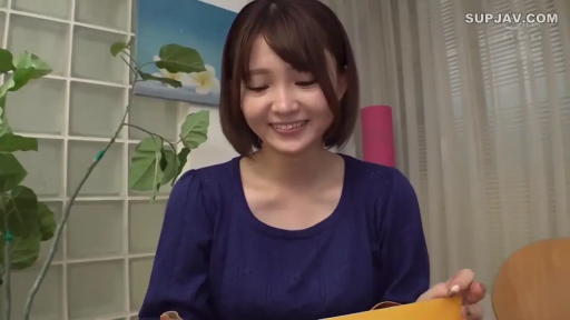 室内 · 坐姿 · 面部 · 微笑 · 短发 · 愉快 · 蓝色上衣 · 纸袋