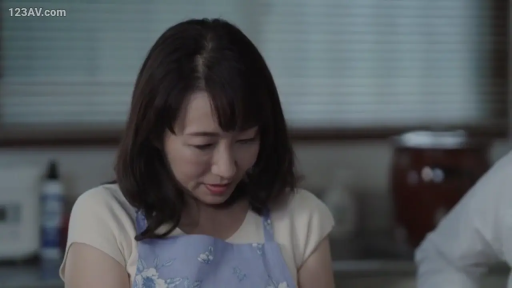 脸部 · 站立 · 平静 · 观察 · 厨房 · 围裙 · 厨具 · 主妇