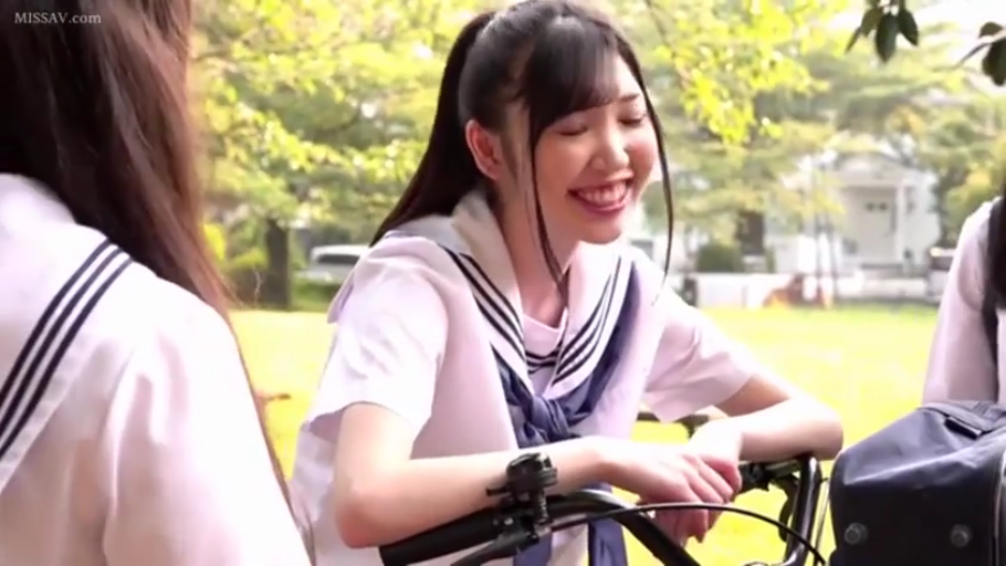 半身 · 户外 · 水手服 · 笑容 · 谈笑 · 自行车 · 校园风格 · 扶着自行车