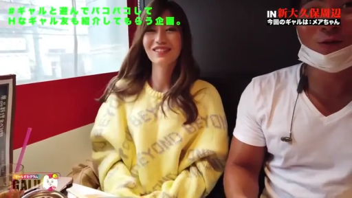 坐姿 · 交谈 · 半身 · 餐厅 · 笑容 · 素人 · 饮料 · 黄色毛衣