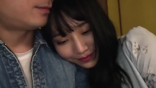 室内 · 微笑 · 面部特写 · 亲昵 · 情侣 · 碎花上衣 · 依偎