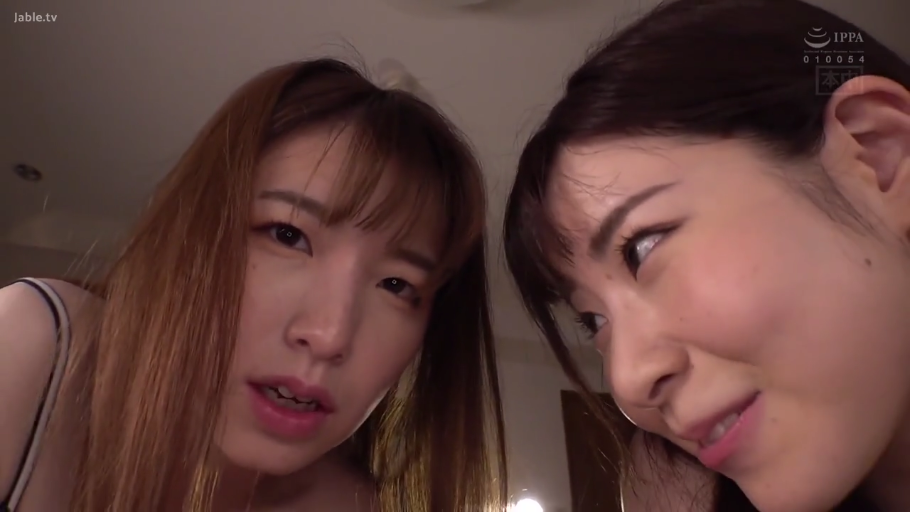 面部 · 字幕 · 站姿 · 微笑 · 白色上衣 · 凝视 · 户外 · 衣架