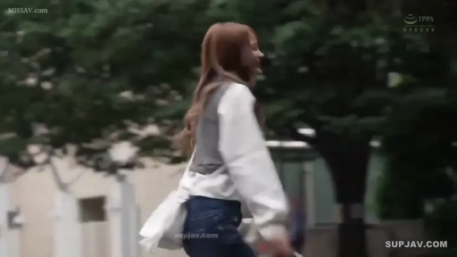面部 · 忧郁 · 女性 · 站姿 · 厨房 · 凝视 · 绿色无袖上衣