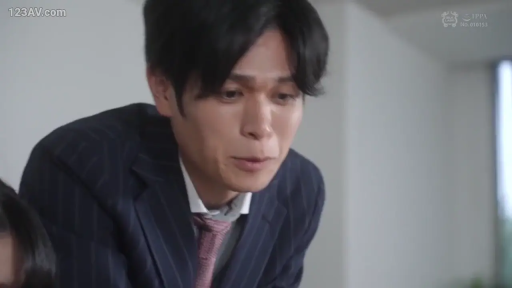 坐姿 · 专注 · 办公室 · 电脑 · 否 · 西装 · 职场 · 工作交流