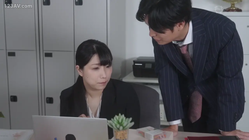 坐姿 · 交谈 · 严肃 · 办公室 · 中景 · 电脑 · 职业装 · 职场