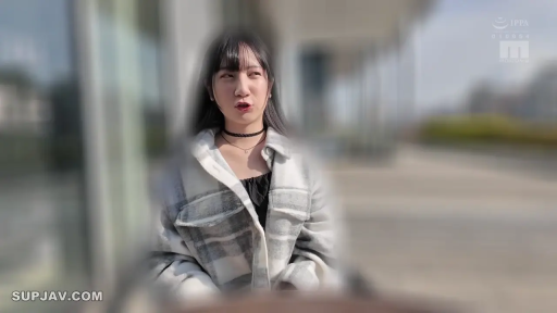 交谈 · 脸部 · 站立 · 户外 · 平淡 · 采访 · 格子大衣