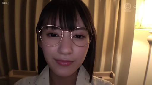 室内 · 眼镜 · 脸部特写 · 微笑 · 衬衫 · 凝视 · 正对面 · 黑发