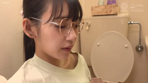坐姿 · 眼镜 · 脸部特写 · 平静 · 卫生间 · 浅色上衣 · 如厕