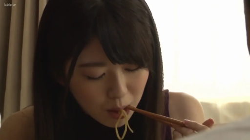 室内 · 座り姿勢 · 平静 · 顔のクローズアップ · 长发 · 对谈 · 黒いノースリーブタンクトップ