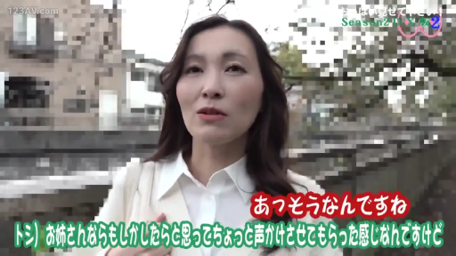 Stand · 自然 · white shirt · 头部特写 · Accepting an interview · Outdoor street · 街头采访