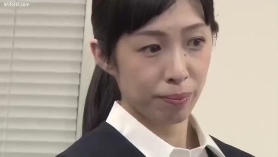 室内 · 脸部特写 · 站立 · 职业装 · 凝视 · 亚洲人 · 抿嘴