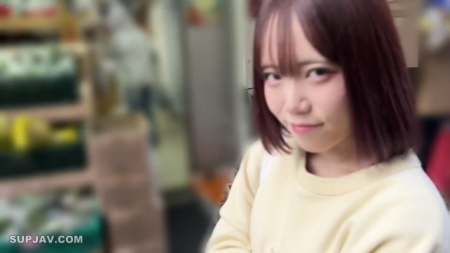 脸部特写 · 站立 · 微笑 · 注视镜头 · 短发 · 超市 · 黄色卫衣