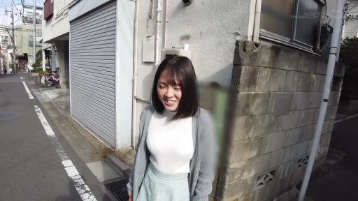 中景 · 站姿 · 户外街道 · 白色高领上衣