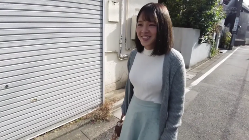 站立 · 中景 · 街道 · 针织开衫