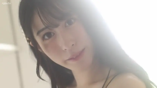 室内 · 面部特写 · 凝视 · 温柔 · 逆光 · 侧头 · 黑色吊带裙