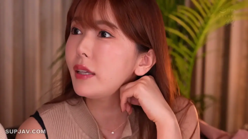 室内 · 脸部 · 平静 · 项链 · 侧坐 · 侧望 · 无袖衫 · 植物