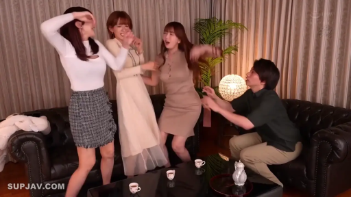 站立 · 杯子 · 客厅 · 休闲衫 · 跳舞 · 欢笑 · 多人场景 · 全身远景