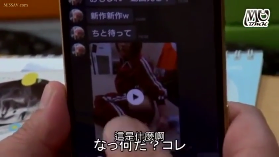 室内 · 坐姿 · 困惑 · 手机屏幕 · 智能手机 · 红色运动服 · 浏览手机 · 社交媒体视频