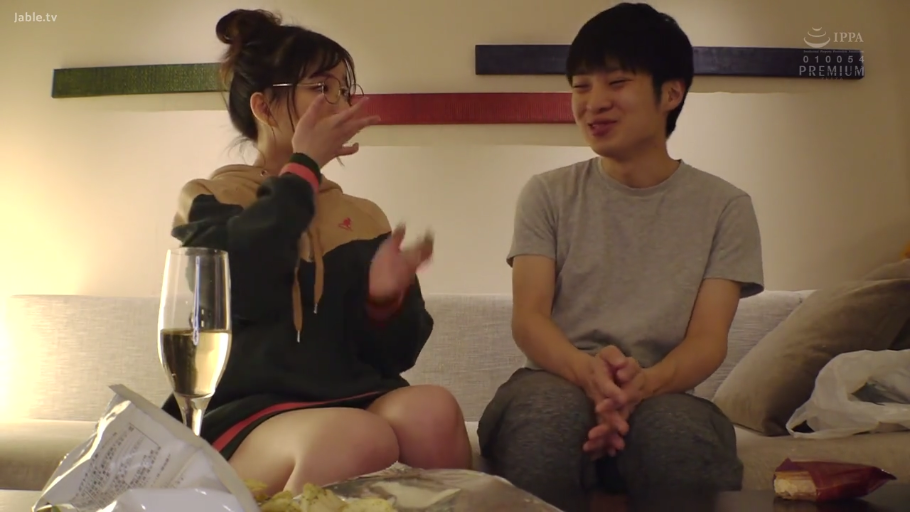 室内 · 坐姿 · 交谈 · 中景 · 微笑 · 酒杯 · 连帽衫 · 素人感