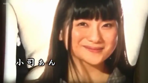 室内 · 脸部 · 字幕 · 微笑 · 休闲装 · 注视 · 正面