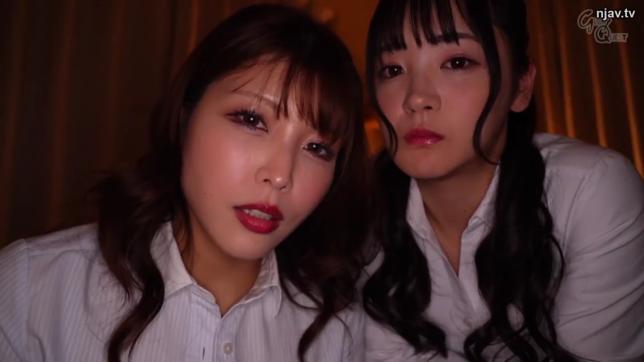 室内 · 俯身 · 脸部特写 · 白衬衫 · 诱惑 · 凝视 · 双人