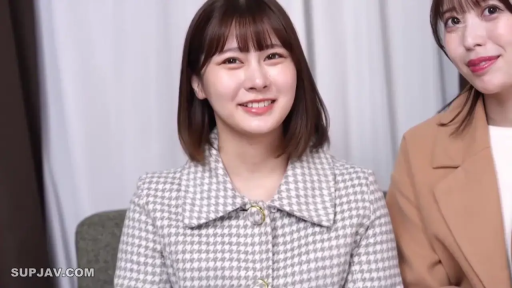 室内 · 座り姿勢 · 面部 · 微笑 · 二人 · 便装 · 看镜头