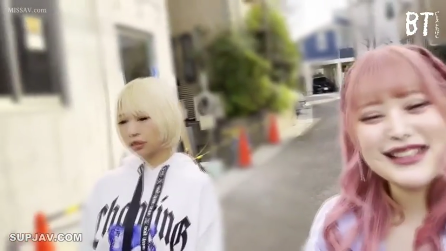 室内 · 面部 · 陶醉 · 仰头 · 呻吟 · 黑色吊带 · 昏暗环境